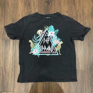 Def Leppard Sz XS Black Logo Graphic Tropical Pyramid Band Short Sleeve